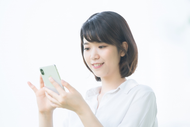 電話占いをする女性